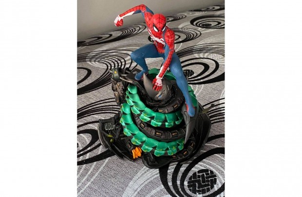 Marvel Spiderman(Pkember) PS4 szobor 19 cm