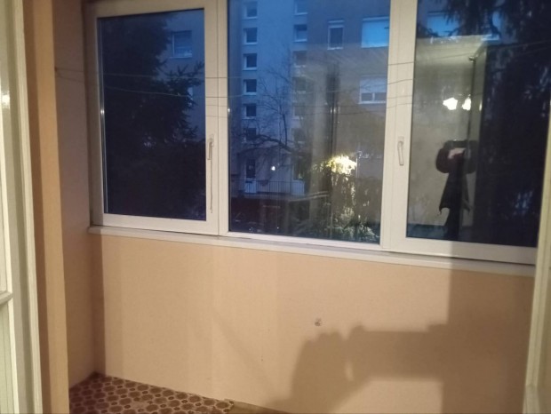 M�sf�l szob�s f�ldszinti szigetelt panellak�s 