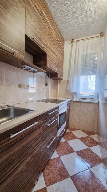 M�sf�l szob�s kiad� lak�s Ny�regyh�za Ungv�r s�t�ny