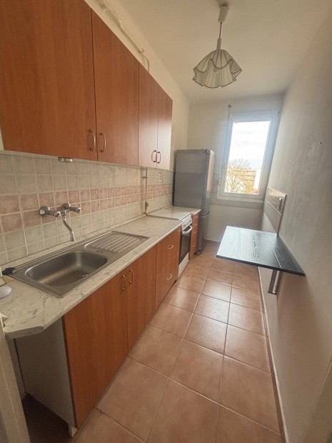 M�sf�l szob�s lak�s kiad� a Honv�d utc�ban