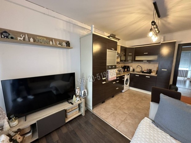 M�sodik emeleti, erk�lyes lak�s elad� a Fenyves utc�ban