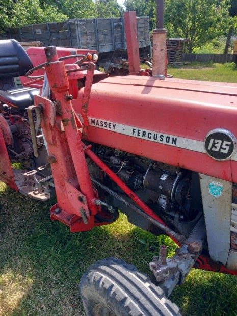 Massey Feguson 135 traktor homlokrakodó