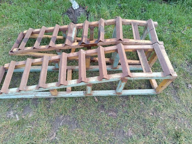 Massz�v aut�s r�mpa elad�. 150 cm hossz�, 30 cm magas. 3-4 tonn�t im�n