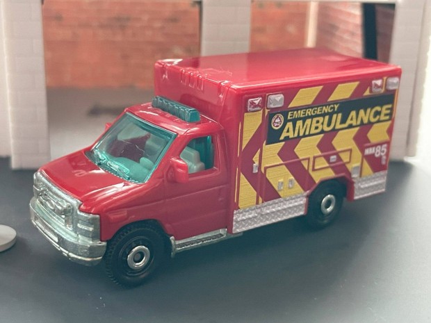 Matchbox Ford F-350 Ambulance