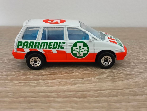 Matchbox Nissan Prairie paramedic