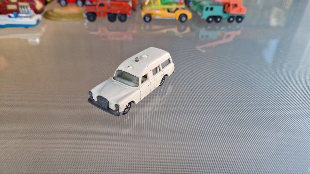 Matchbox Superfast Mercedes-Benz Binz Ambulance Kisaut