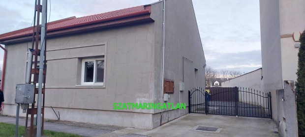 M�t�szalk�n belv�rosi fel�j�tott 127 m2-es t�gla falazat� csal�di h�