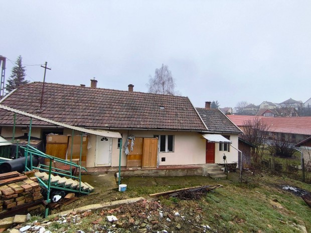 M�traderecske k�zpontj�ban 55 nm-es, 2 szob�s csal�di h�z elad�