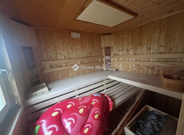 M�ty�sdombi 214 nm-es h�z elad�