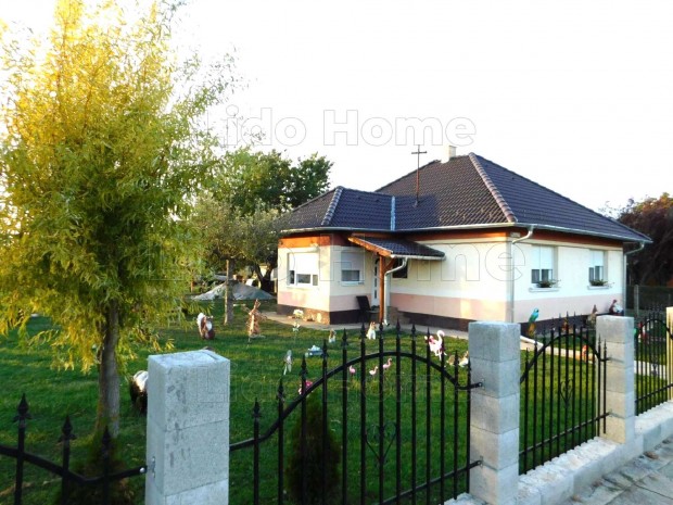 M�ty�sdombon Balatonhoz 14 km re ig�nyes �jszer� csal�di h�z elad�