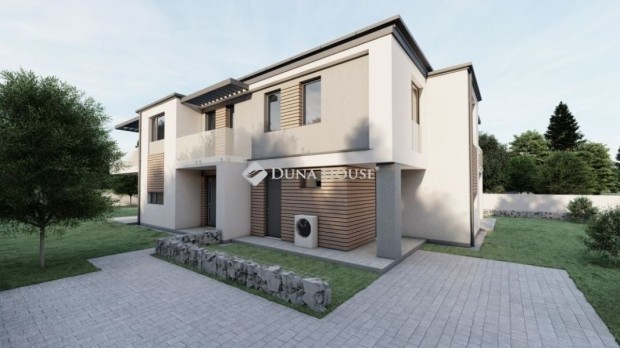 M�ty�sf�ld�n saj�t kerttel