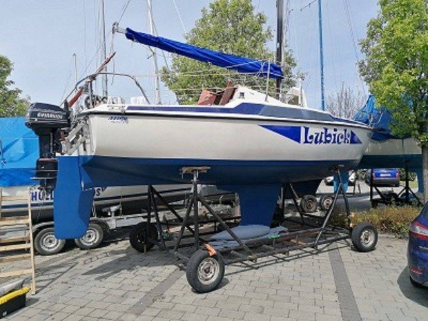 Maxi 77 Vitorl�s Balatonbogl�ri kik�t�vel elad�