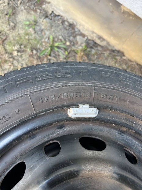 Mazda 14" lemezfelni nyári gumival