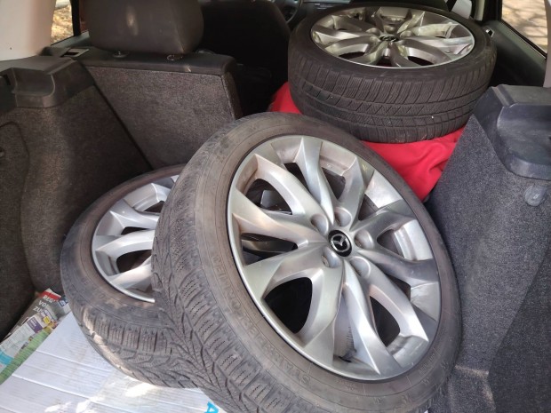Mazda 18 colos gyári alufelnik, téli gumikkal!