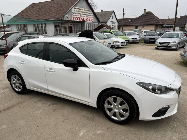 Mazda 3 1.5 Attraction Szervizknyves