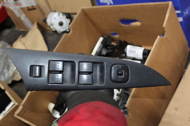 Mazda 3 2003-2009 ablakemelő kapcsoló bal (4 gombos) 03123000