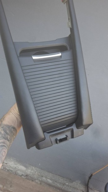 Mazda 3 BN k�z�p box rekesz 2017 t�l 