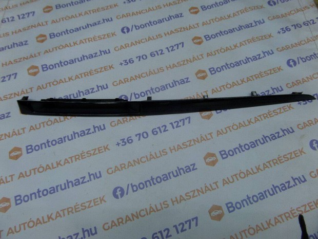 Mazda 3 Eladó bontott gyári műszerfalban lévő betét, lakk fekete