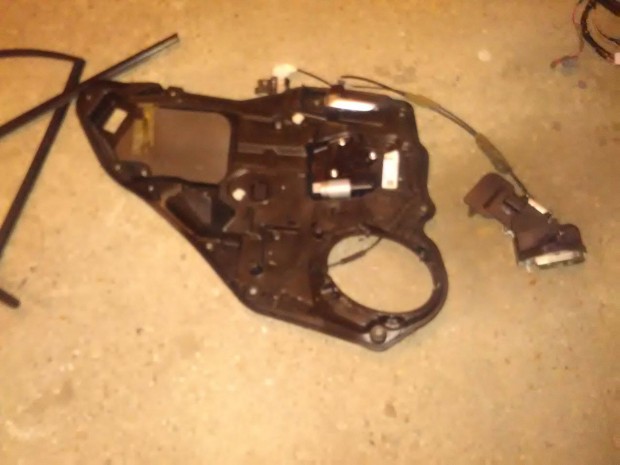 Mazda 6 kombi bal ajtó panel elektromos ablak motorral (2003-2006)