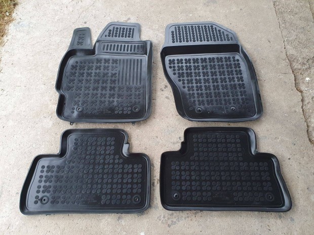 Mazda CX-7(2009-tl) mretpontos gumisznyeg-htlca garnitra elad!