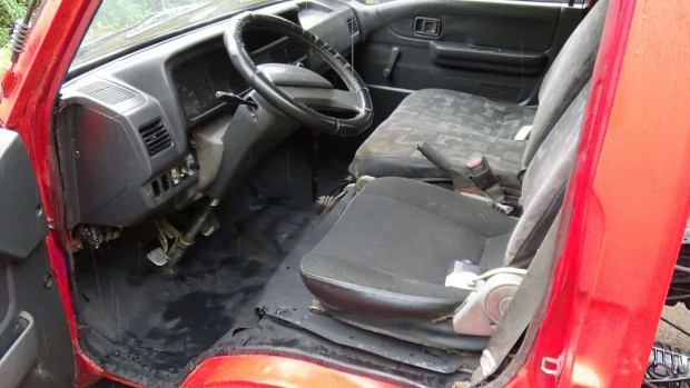 Mazda E2200 hivatalos 3 old. billencs 1730 kg-ot vihet!