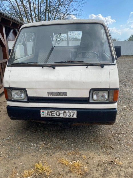 Mazda E2200 platós kisteherautó
