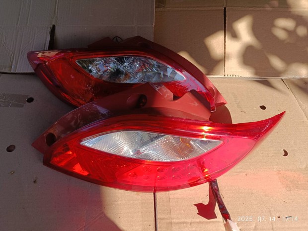 Mazda II hátsó lámpa