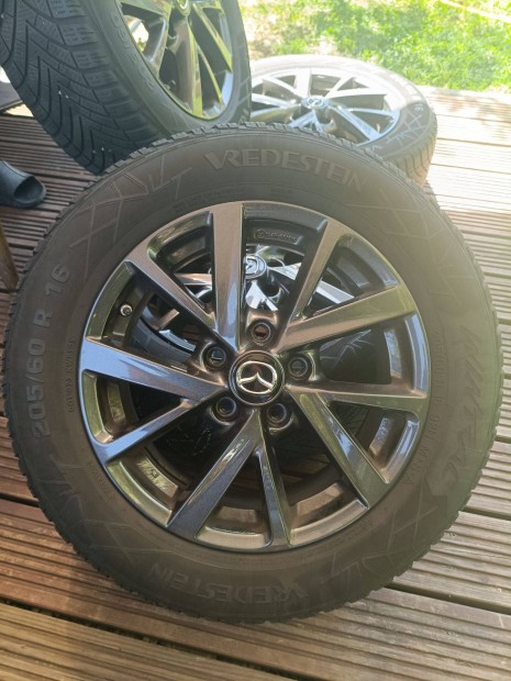Mazda gyári alufelni garnitúra 16" Vredestein téli gumikkal eladó