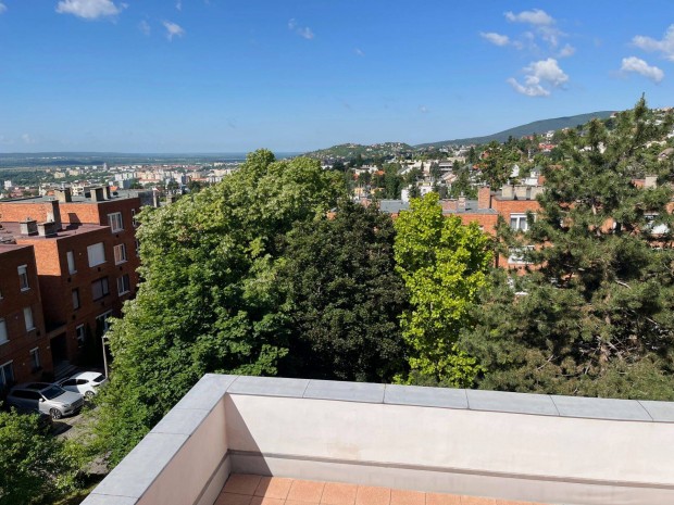 Mecsekoldali gyönyörű, panorámás, felújított lakás eladó