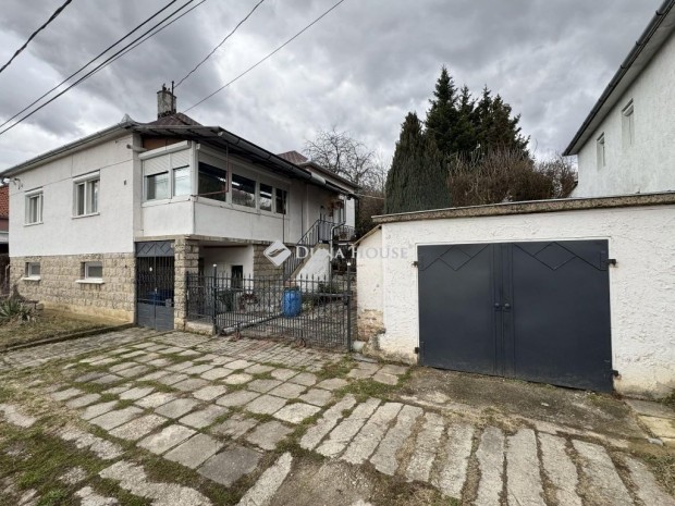 Mecsekp�l�skei elad� 110 nm-es h�z