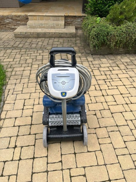 Medence tisztító robot