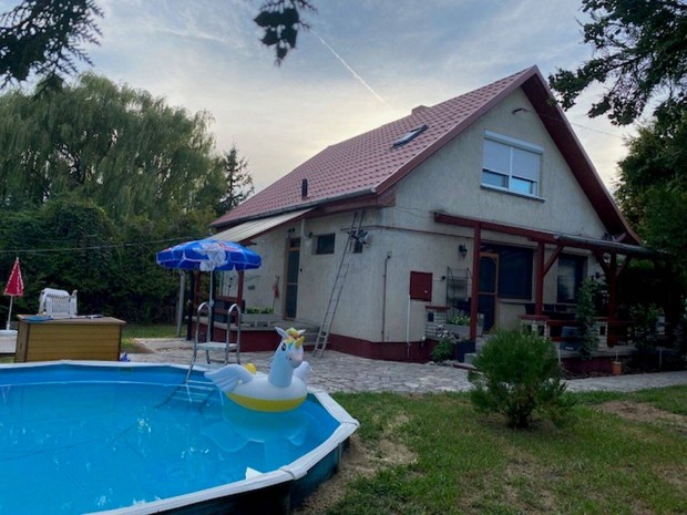 Medencs, 4 frds, + apartmanos csaldi hz