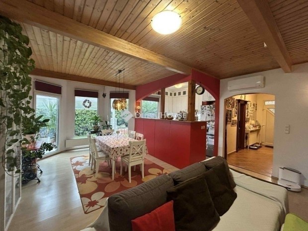 Medenc�s csal�di h�z Vecs�sen