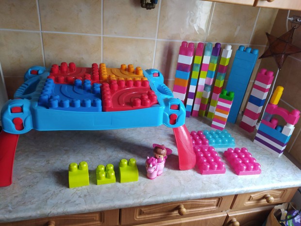 Mega Blocks jtkasztal plusz 99 db elem