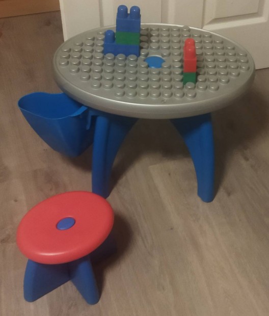 Mega Bloks pt asztal + szk