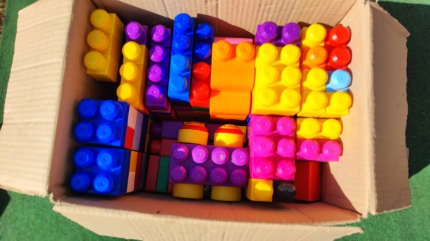 Mega Blox hordozható építő asztal+ rengeteg kocka