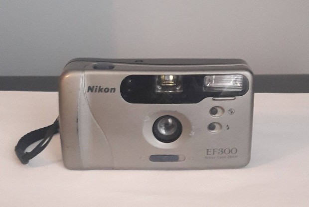Megbízható Nikon EF300 fényképezőgép