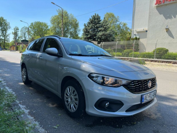 Megkímélt Fiat Tipo kombi, 98e km 1,4, 95LE, ezüst szín