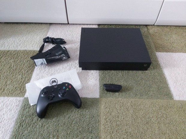 Megkmlt Xbox One X 1TB Tartozkaival 