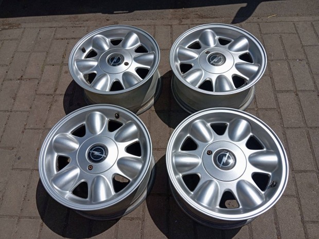Megkímélt állapotú 5x110-es Opel alufelni garnitúra Intra 7jx15 Et33