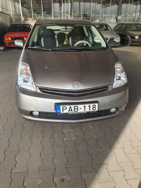 Megválnék Toyota prius 1.5 hybrid autómtól.