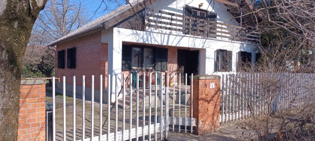 Megv�s�rolhat� csal�di h�z a szolnoki Nefelejcs utc�ban