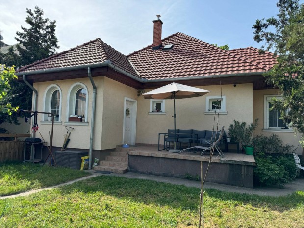 Megyer kertvrosi rszn csaldi hz lakhat garzonnal elad