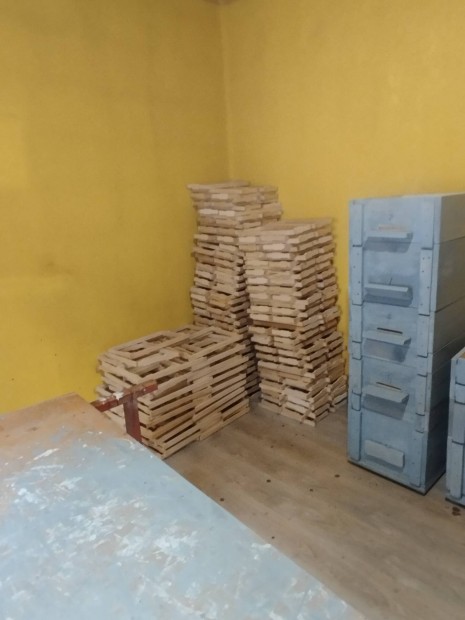 Meh csaladok, rakodó kaptarban eü igazolassal egeszsegesek.
