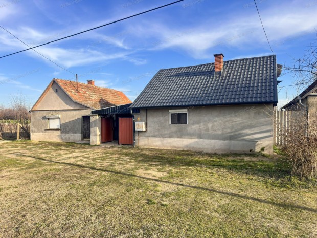 M�lyk�t, v�ros sz�l�n, egy port�n elhelyezked�, k�t darab csal�di h�z