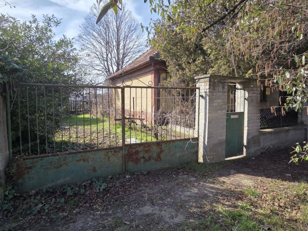 M�lyk�ton 52 nm-es, fel�j�tand� csal�di h�z elad�