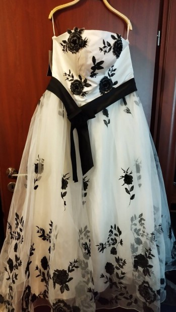 Menyasszonyi ruha ,fekete disztssel