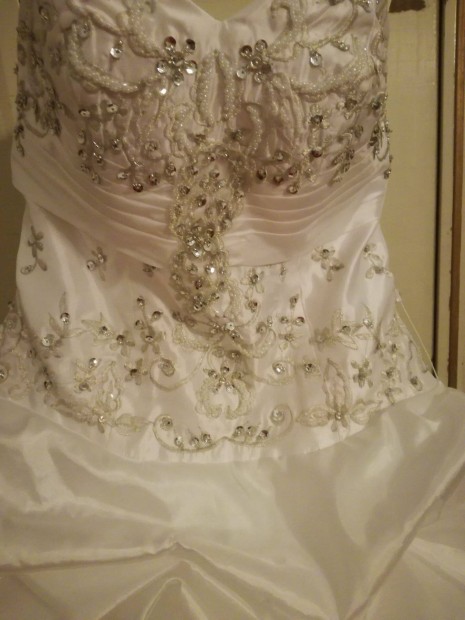 Menyasszonyi ruha, teljesen Új, címkéje rajta van. Eladó fátyol is van