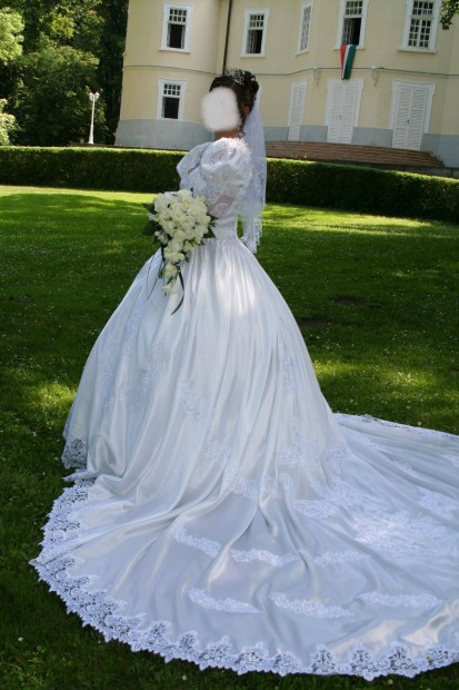 Menyasszonyi ruha gynyr hossz uszllyal