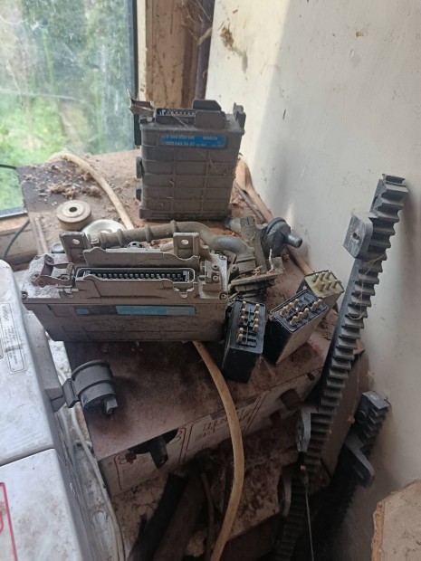 Mercedes 123-190 alkatr�szek elad�k. egyben 